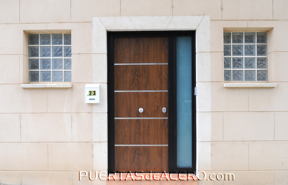 Puertas acorazadas con decoración para exterior en aluminio y pvc con 4 lineas en acero inoxidable